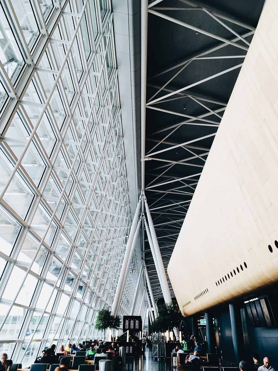 Passagier wartet am Flughafen auf Flug