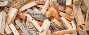 Chauffage au Bois : L’Art de Choisir le Meilleur Bois pour Votre Foyer