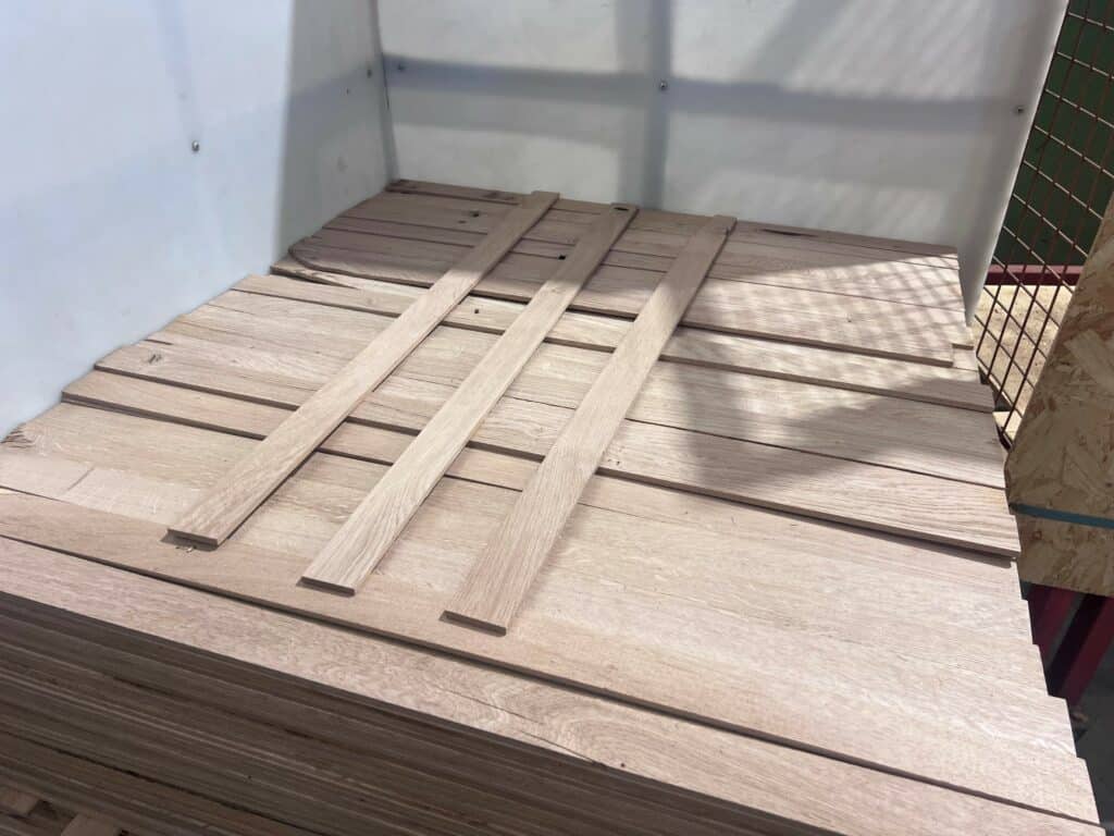 Staves chêne massif français 920 x 47 x 7 mm – 3e choix – palette 2848 pcs – KD