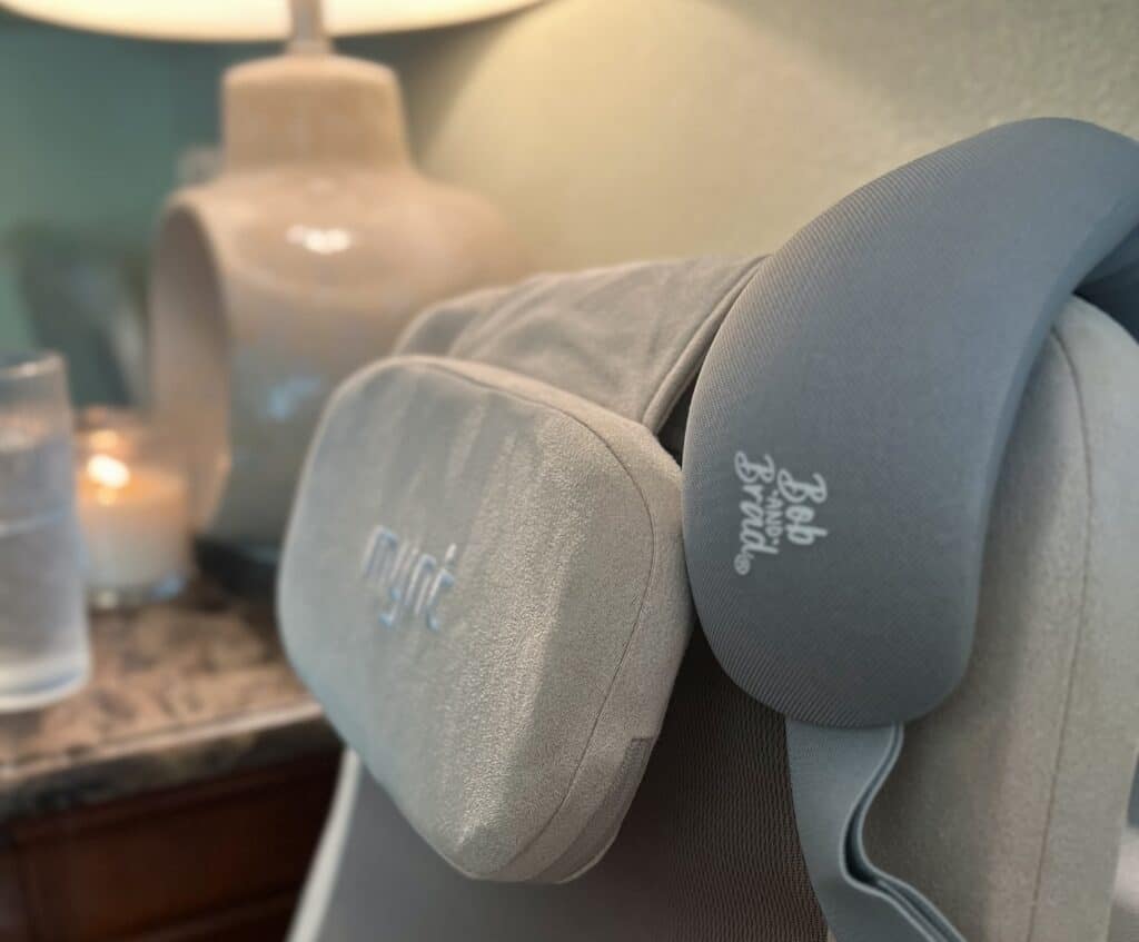 Comfortable neck and head support cushions for ergonomic relaxation.