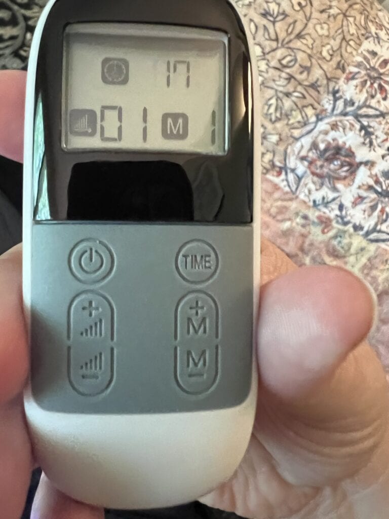 Remote control device displaying temperature 17°C and mode settings.