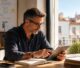 Profesional de más de 40 años informándose sobre su reinvención profesional en el blog de Rafael Almansa