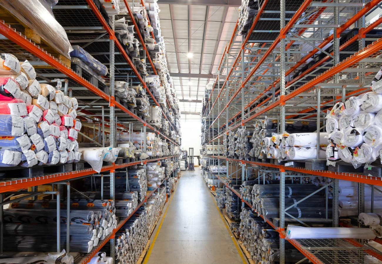 Pallets con rollos de entretelas listas para distribución