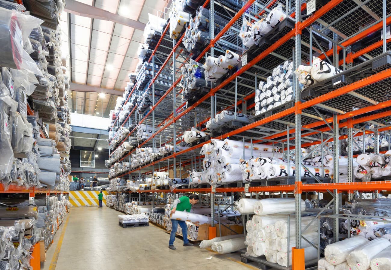 Organización de inventario de textiles en el almacén de Brinco