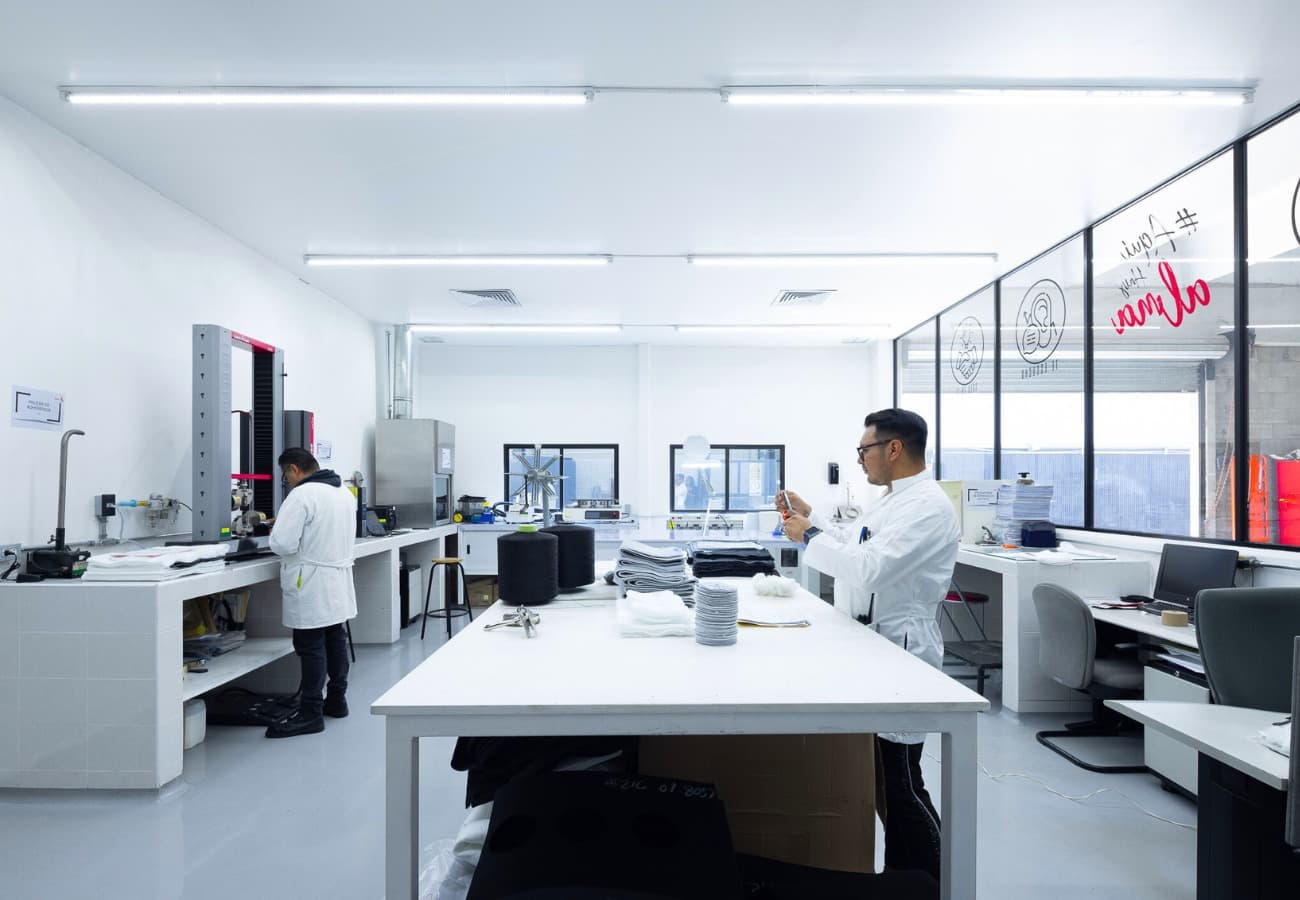 Análisis de calidad en el laboratorio textil de Brinco Automotive