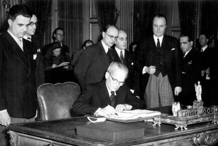 Gyöngyösi János külügyminiszter Párizsban aláírja a békeszerződés, 1947.  február  10-én