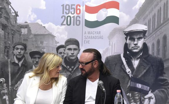 Schmidt Mária, az emlékév kormánybiztosa, a Terror Háza múzeum alapító főigazgatója és Desmond Child a Terror Háza Múzeumban tartott sajtótájékoztatón. – MTI Fotó: Bruzák Noémi