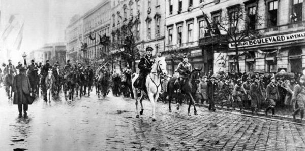 Horthy Miklós bevonulása Budapestre, 1919. november 16-án. Forrás: budapestcity.org