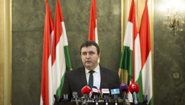 Budapest, 2016. február 13. Palkovics László oktatási államtitkár sajtótájékoztatót tart az Emberi Erõforrások Minisztériumában Reagálás a Pedagógusok Szakszervezete által szervezett tüntetésre címmel 2016. február 13-án. MTI Fotó: Mohai Balázs