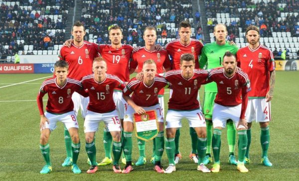 A Magyar Labdarúgó Szövetség (MLSZ) által közreadott képen a magyar válogatott játékosai a 2018-as, oroszországi labdarúgó-világbajnokság B selejtezőcsoportjában játszott Feröer-szigetek – Magyarország mérkőzés előtt a tórshavni Nemzeti Stadionban 2016. szeptember 6-án. Elöl Nagy Ádám, Kleinheisler László, Dzsudzsák Balázs, Németh Krisztián és Fiola Attila, hátul Elek Ákos, Priskin Tamás, Lang Ádám, Guzmics Richárd, Gulácsi Péter és Kádár Tamás (b-j). MTI Fotó: MLSZ/Baricsa Gábor