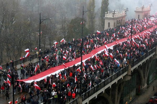 Varsó, 2016. november 11. Hatalmas lengyel zászlót visznek résztvevők a lengyel nemzeti ünnep, a függetlenség napja alkalmából tartott felvonuláson Varsóban 2016. november 11-én. Lengyelország 123 év után 1918-ban ezen a napon vált ismét egységes, független állammá. (MTI/EPA/Pawel Supernak)