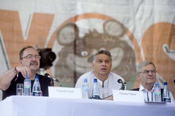 Tusnádfürdõ, 2015. július 25. Orbán Viktor miniszterelnök beszédet mond a 26. Bálványosi Nyári Szabadegyetem és Diáktáborban (Tusványos) az erdélyi Tusnádfürdõn 2015. július 25-én. Mellette Németh Zsolt, az Országgyûlés külügyi bizottságának fideszes elnöke (b) és Tõkés László református lelkész, európai parlamenti képviselõ, az Erdélyi Magyar Nemzeti Tanács (EMNT) elnöke. MTI Fotó: Koszticsák Szilárd