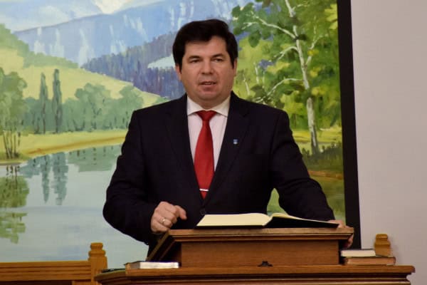 Veress Efraim lelkipásztor a  clevelandi magyar baptista gyülekezetben szolgál
