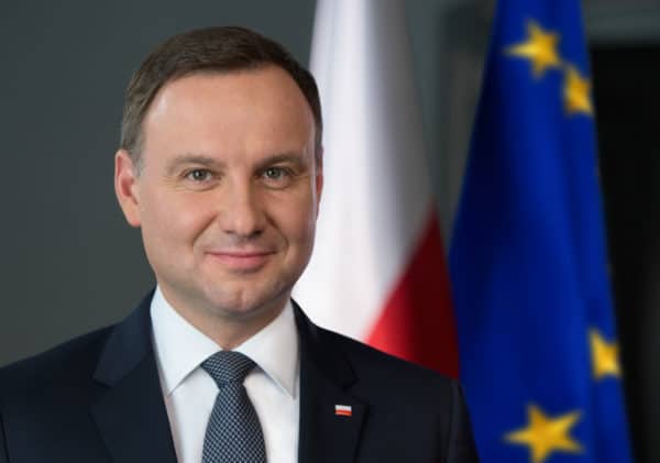 Prezydent RP Andrzej Duda fot. Andrzej Hrechorowicz/KPRP UWAGA!!! Zdjęcia pochodzące z oficjalnego serwisu fotograficznego Kancelarii Prezydenta RP mogą być wykorzystywane jedynie w celu ilustrowania materiałów dotyczących działań Prezydenta RP. Jakakolwiek ingerencja w integralność zdjęcia w tym kadrowanie czy obróbka graficzna jest niedozwolona. Wszelkie wykorzystywanie zdjęć pochodzących z oficjalnego serwisu fotograficznego Kancelarii Prezydenta RP w celach komercyjnych lub w materiałach o charakterze politycznym jest zabronione. Publikacja lub kontekst wykorzystania zdjęcia nie może naruszać dobrego imienia Rzeczpospolitej Polskiej, PrezydentaRP, Jego Rodziny i Kancelarii Prezydenta. Publikujący zdjęcia zobowiązuje się do podpisania ich autora oraz źródła ich pochodzenia.