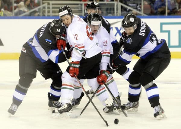 Budapest, 2016. február 12. Az észt Anton Levkovitsh (b) és Janus Sorokin (j), valamint Hári János (b2) és Galló Vilmos (j2) a jégkorong olimpiai selejtezõ torna második fordulójában játszott Magyarország-Észtország mérkõzésen a Papp László Sportarénában 2016. február 12-én. MTI Fotó: Kovács Tamás
