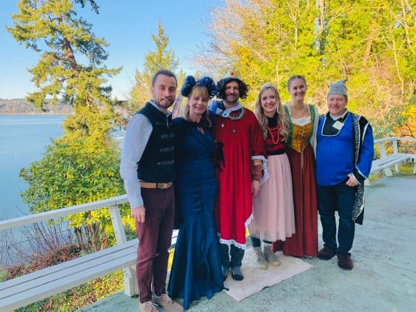 2019 Vashon Island, Washington-i diaszpóra iskolatábor vezetőség jelmezben, téma Mátyás király volt, szereplők balról jobbra: Török Dancsó Ádám Seattle KCSP, Szirbik Andrea tábor vezető, Bogya Robi, Márkus Kriszta dráma vezető, én, Orbán Csaba a seattle-i csapatparancsnok
