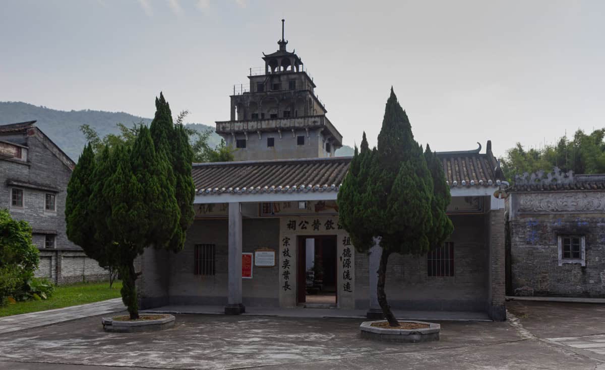 The Qinlai ancestral hall of the Huang clan at Majianlong, Kaiping — the 祠堂 a family enters before the grave at Qingming.