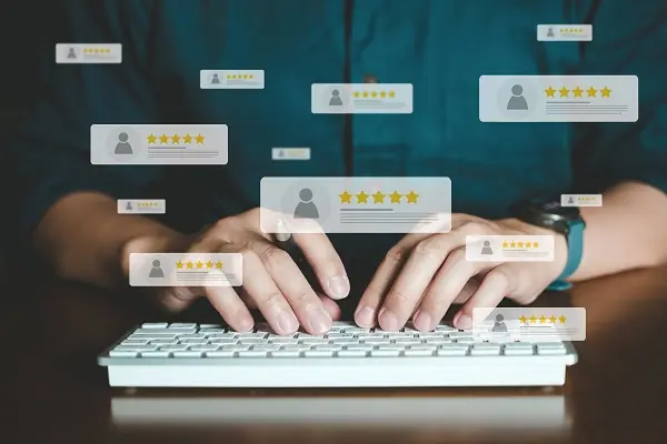 A person answering reviews and driving traffic to their website.
