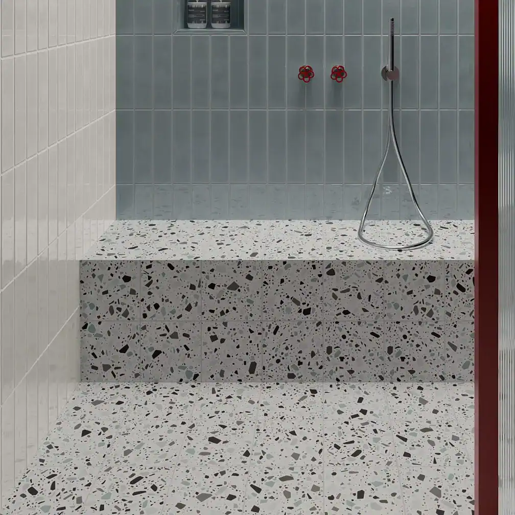 Hellgraue Terrazzofliesen für Dusche