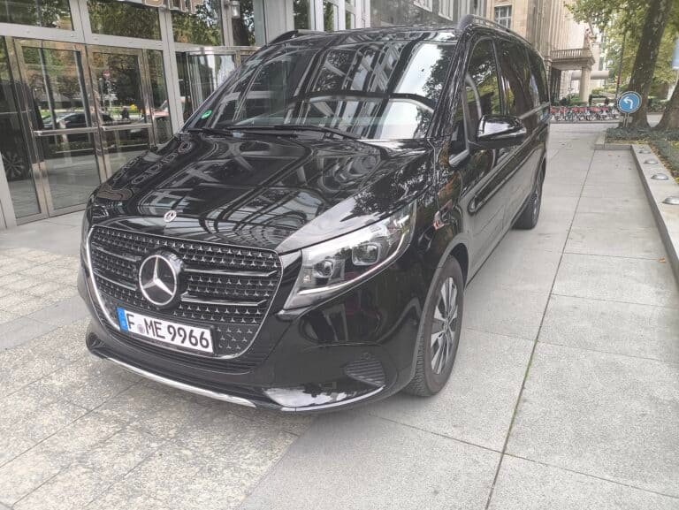 Schwarze Mercedes V-Klasse für Premium Fahrservice in Frankfurt