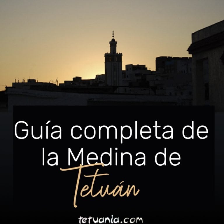 Vista de Tetuán al atardecer con la torre de la medina en el fondo.