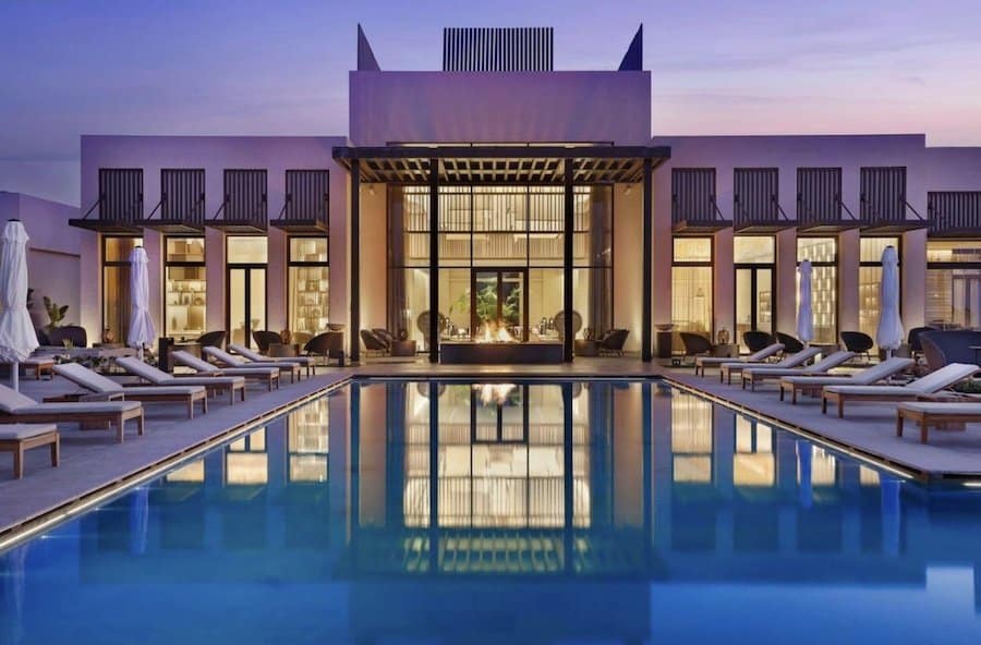 Hotel de lujo con piscina y vistas impresionantes en Marruecos.