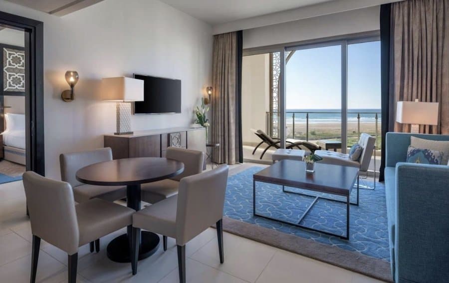 Apartamento de lujo con vistas al mar en Tetuán, Marruecos, con mobiliario moderno y balcón espacios.