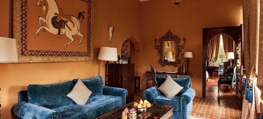 Interior de un lujoso hotel en Marruecos con muebles elegantes y decoración tradicional.