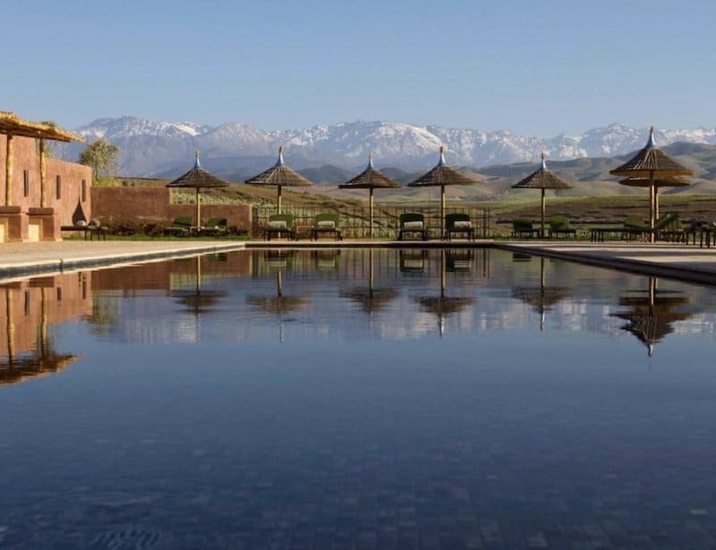 Piscina con sombrillas y vistas a las montañas en Tetuán, Marruecos.