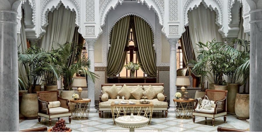 Interior de un hotel de lujo en Marruecos con decoración tradicional.