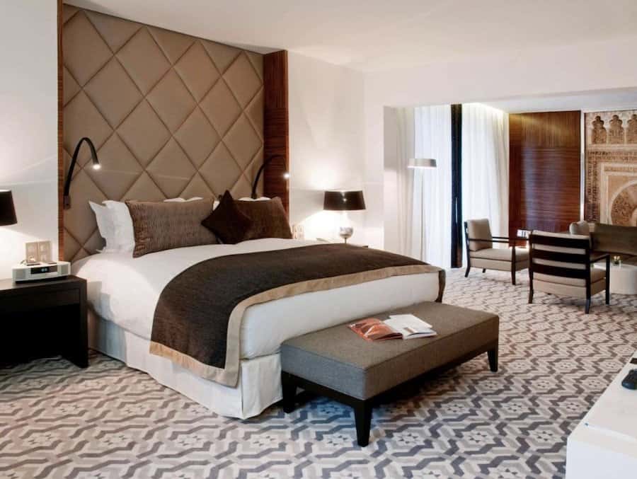 Hotel de lujo en Tetuán con decoración moderna y elegante.