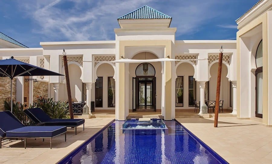 Hotel de lujo en Marruecos con piscina y arquitectura elegante.