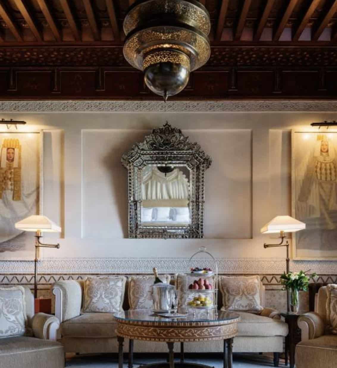 Hotel de lujo en Tetuán con decoración marroquí elegante.