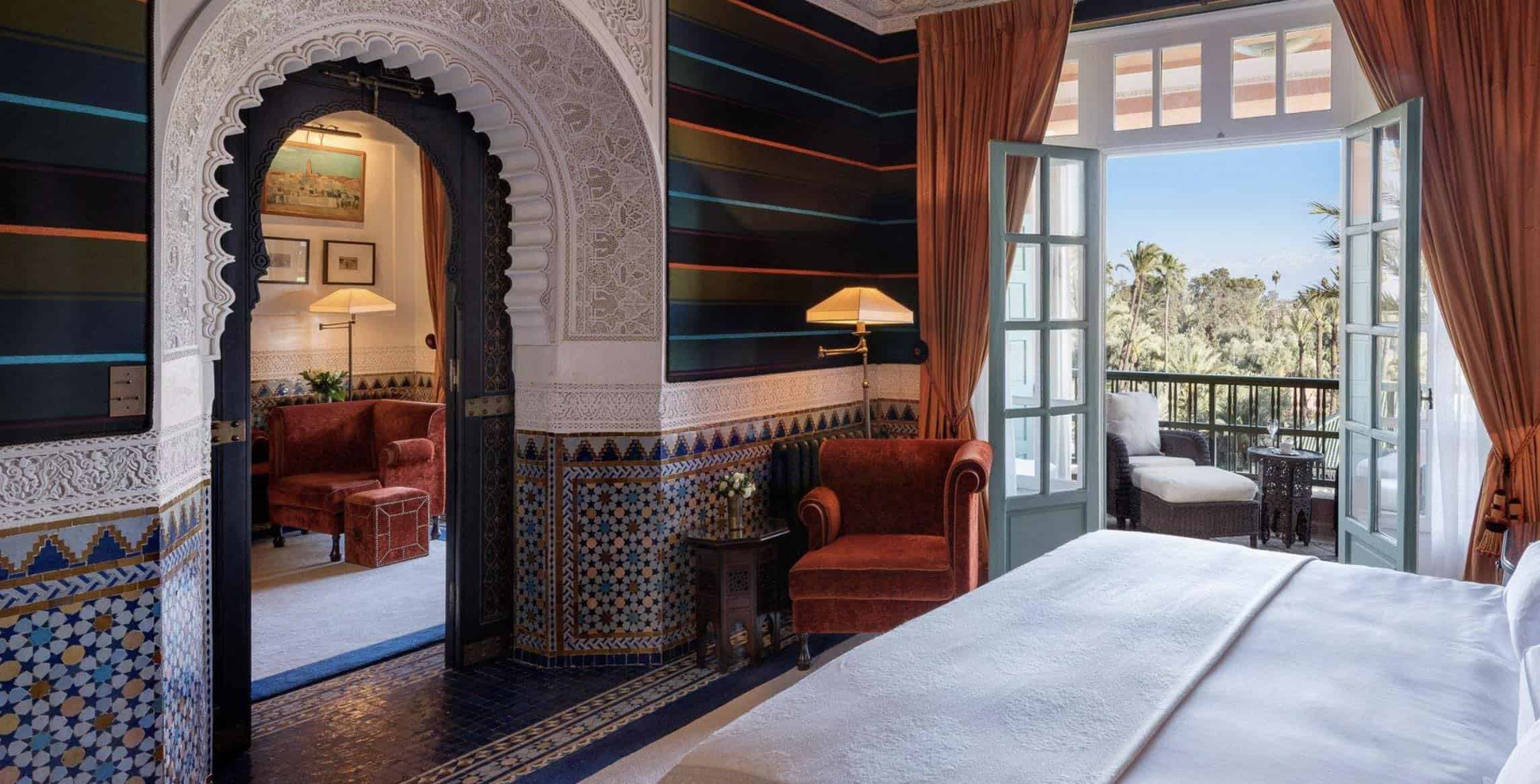 Hotel de lujo en Tetuán con vistas al balcón y decoración marroquí.