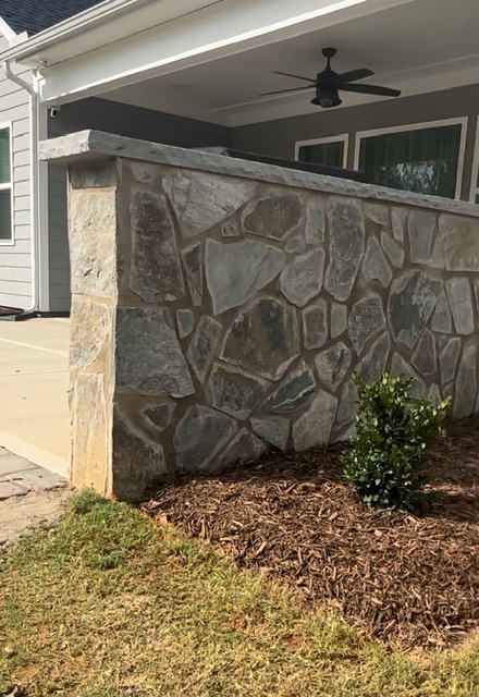 freestanding natural stone veneer masonry wall with natural stone caps installed in Belmont NC