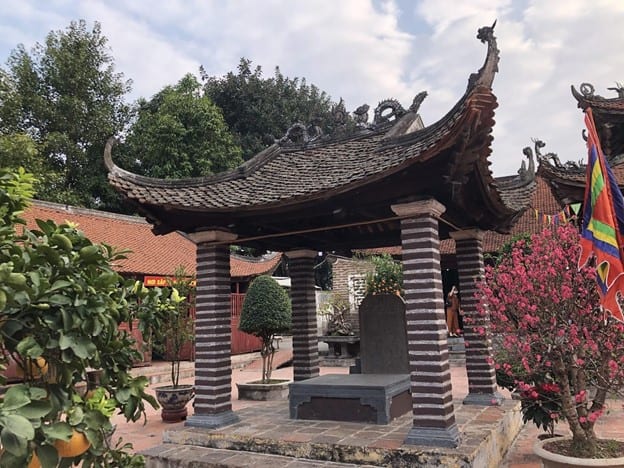 Sân gạch rộng