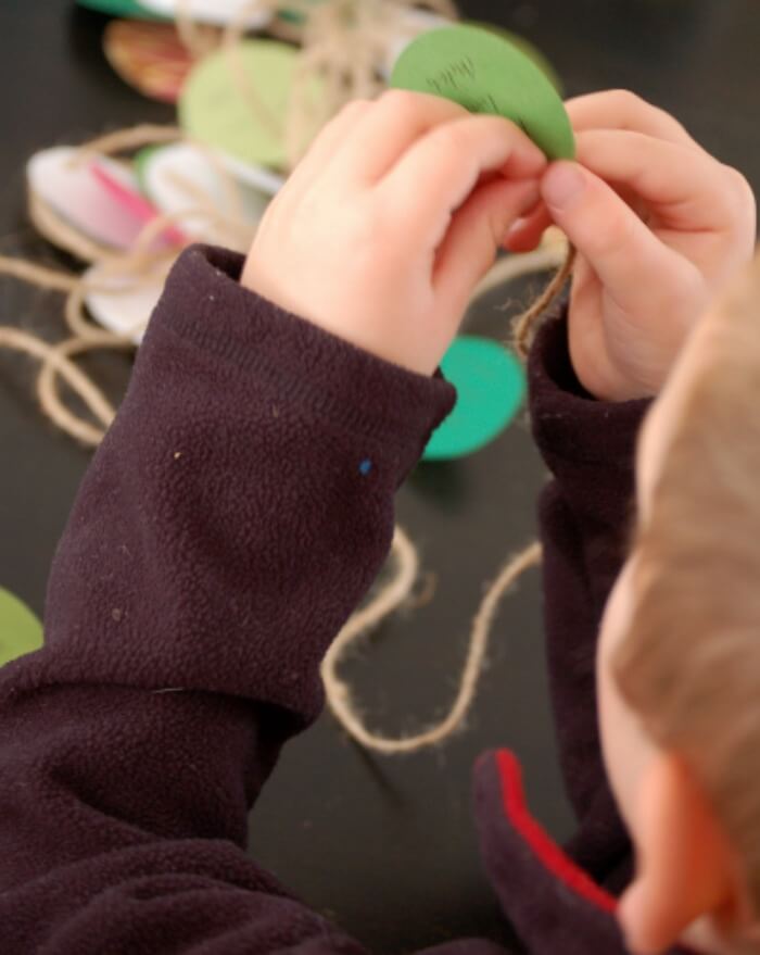 easy crafts for kids holiday garland featured1
