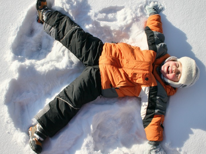 The Inspired Treehouse - These winter games outdoor activities are awesome for inspiring the whole family to get outside on a snowy day!