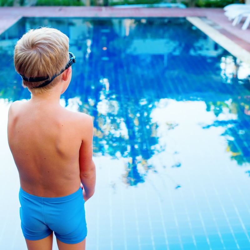 The Inspired Treehouse - Check out these 10 swimming tips for sensory kids and kids who are reluctant to get into the water.