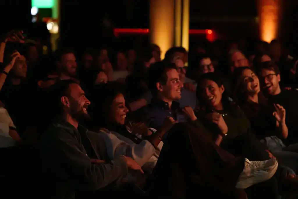 Audience laughing at Scriptless improv comedy Munich