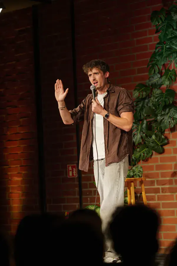Comedian on stage at Scriptless improv comedy Munich
