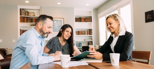 2 adults meeting with a financial professional