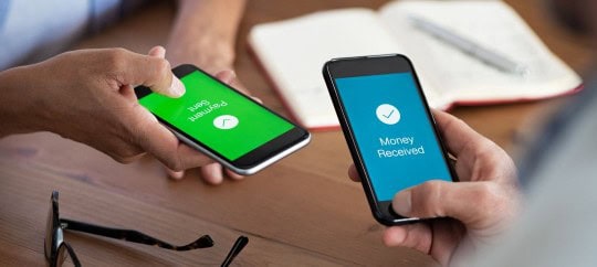Two people using a payment app to transferfunds