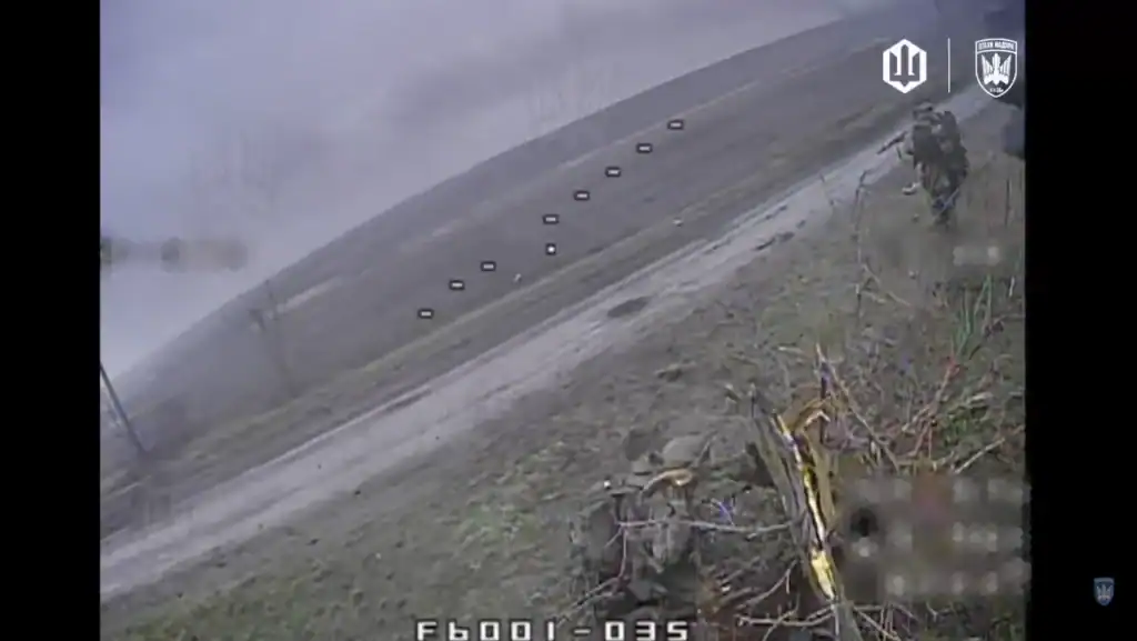 A drone based on shi analyzes the situation and sees the enemy.webp