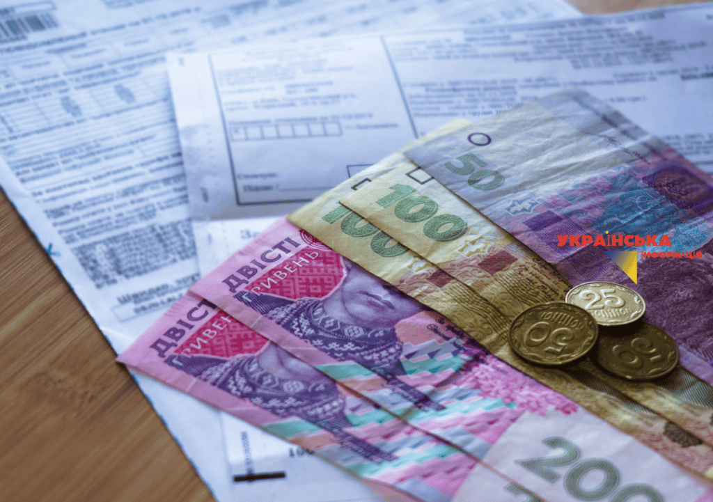 пакет документів та гроші