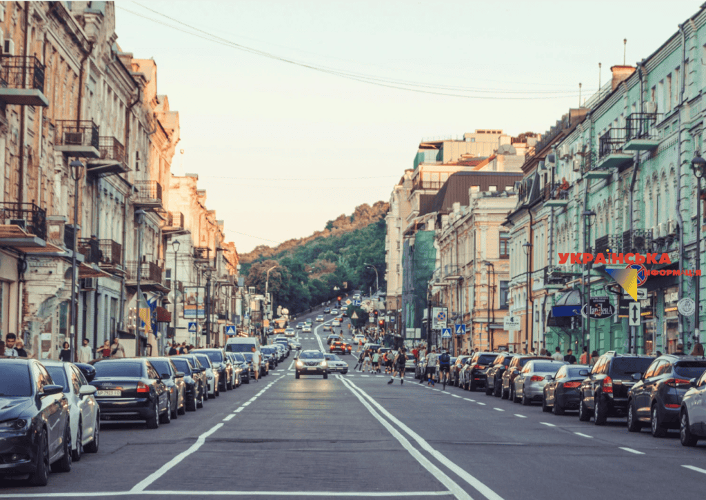 Вулиця на Поштовій площі у Києві в серпні місяці