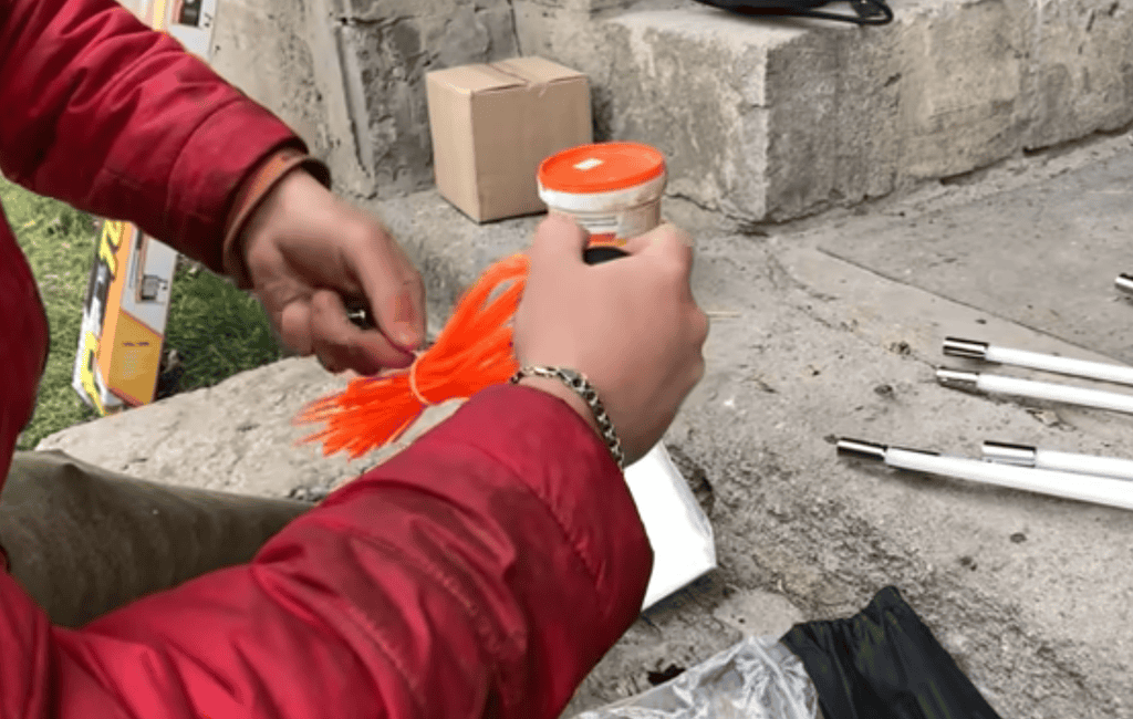 На фото головка очисника димаря, яка кріпиться на кінець пластиковою палки подовжувача, а інший кінець підкріплюємо до дрелі