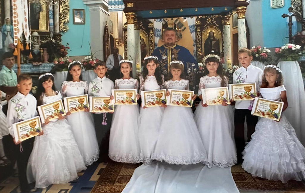 На фото отець Петро з дітьми у храмі