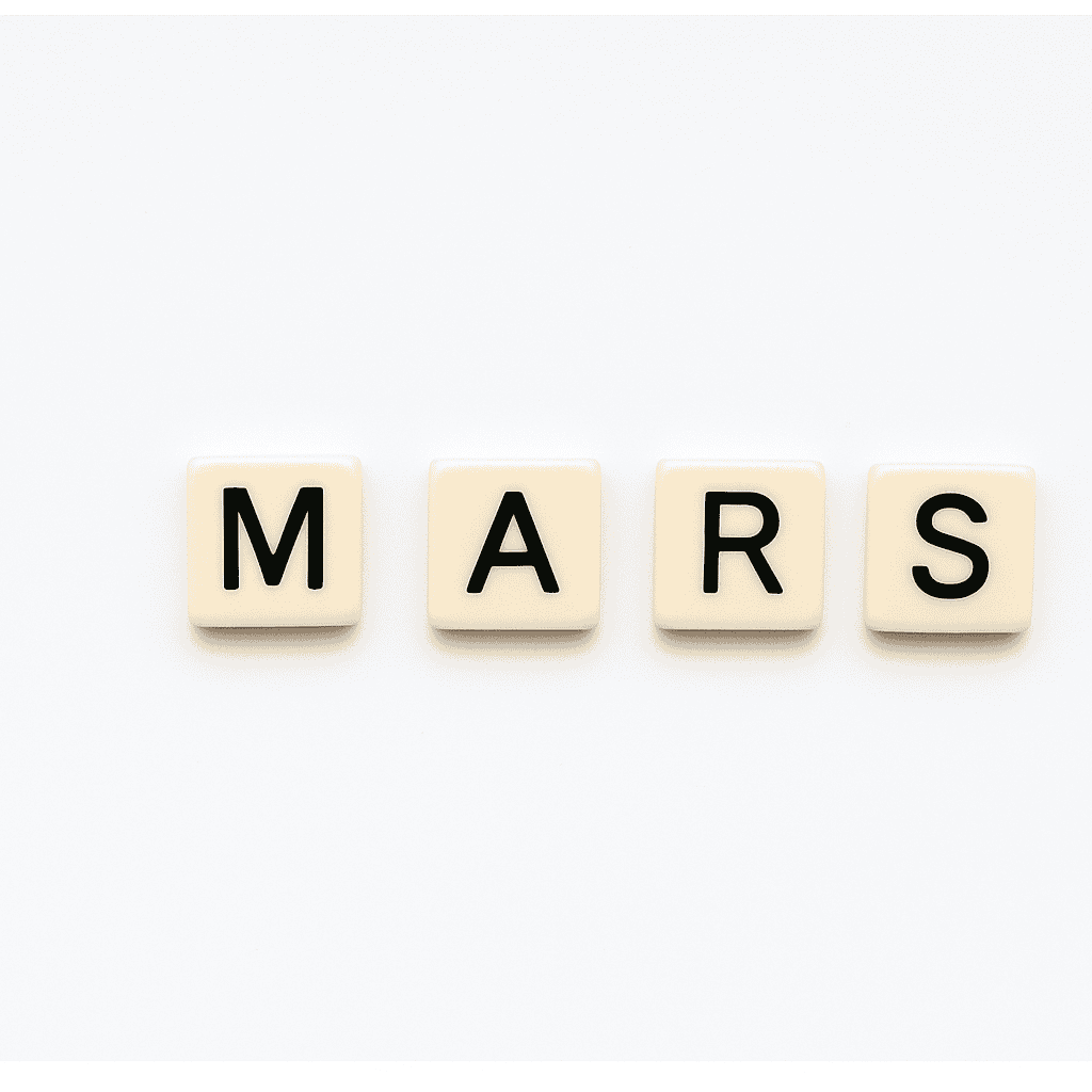Mot « MARS » formé avec des lettres de type Scrabble beiges sur fond blanc minimaliste, représentant le mois de mai pour un article voyage « Où aller en Europe en Mars ».