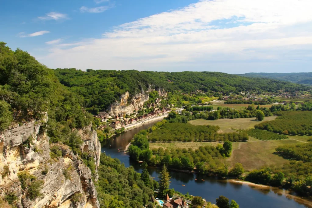 Paysage de la Dordogne avec falaises, rivière sinueuse et villages nichés dans la vallée.